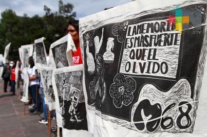 Manifestantes del 68 expresan apoyos a familiares de normalistas