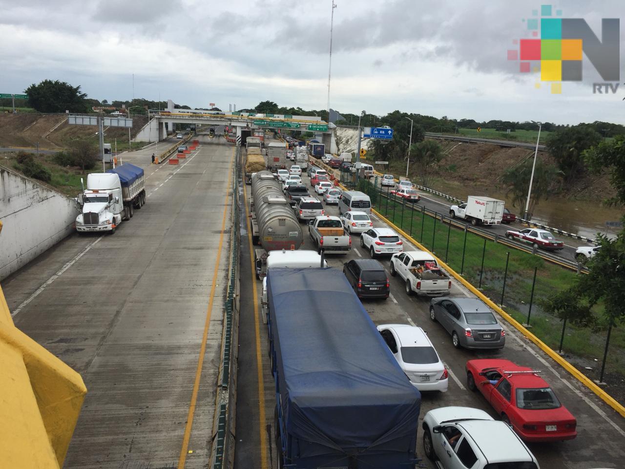 Se mantiene cerrada autopista Tinajas – Cosoleacaque por desbordamiento del río Tesechoacán