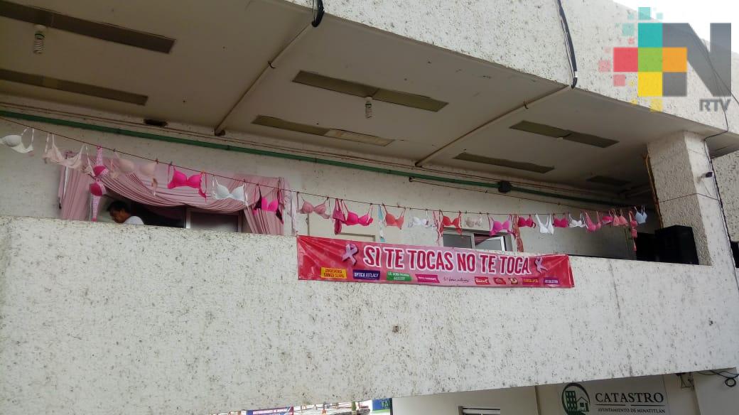 Cuelgan sostenes por Día Mundial de la Lucha contra el Cáncer de Mama