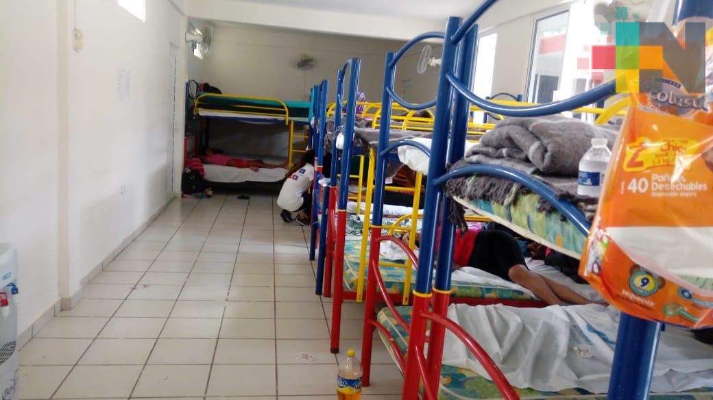 Familias se refugian de inundaciones en albergues temporales