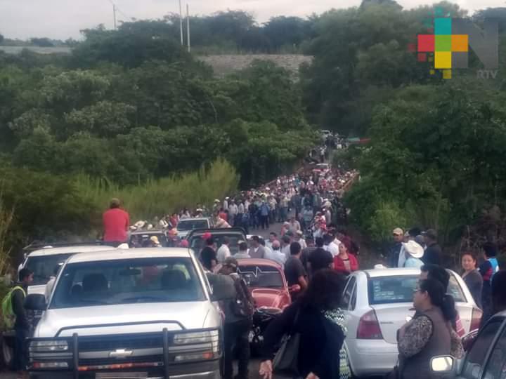 Bloqueo vehicular cierra carretera el Lencero- La Tinaja
