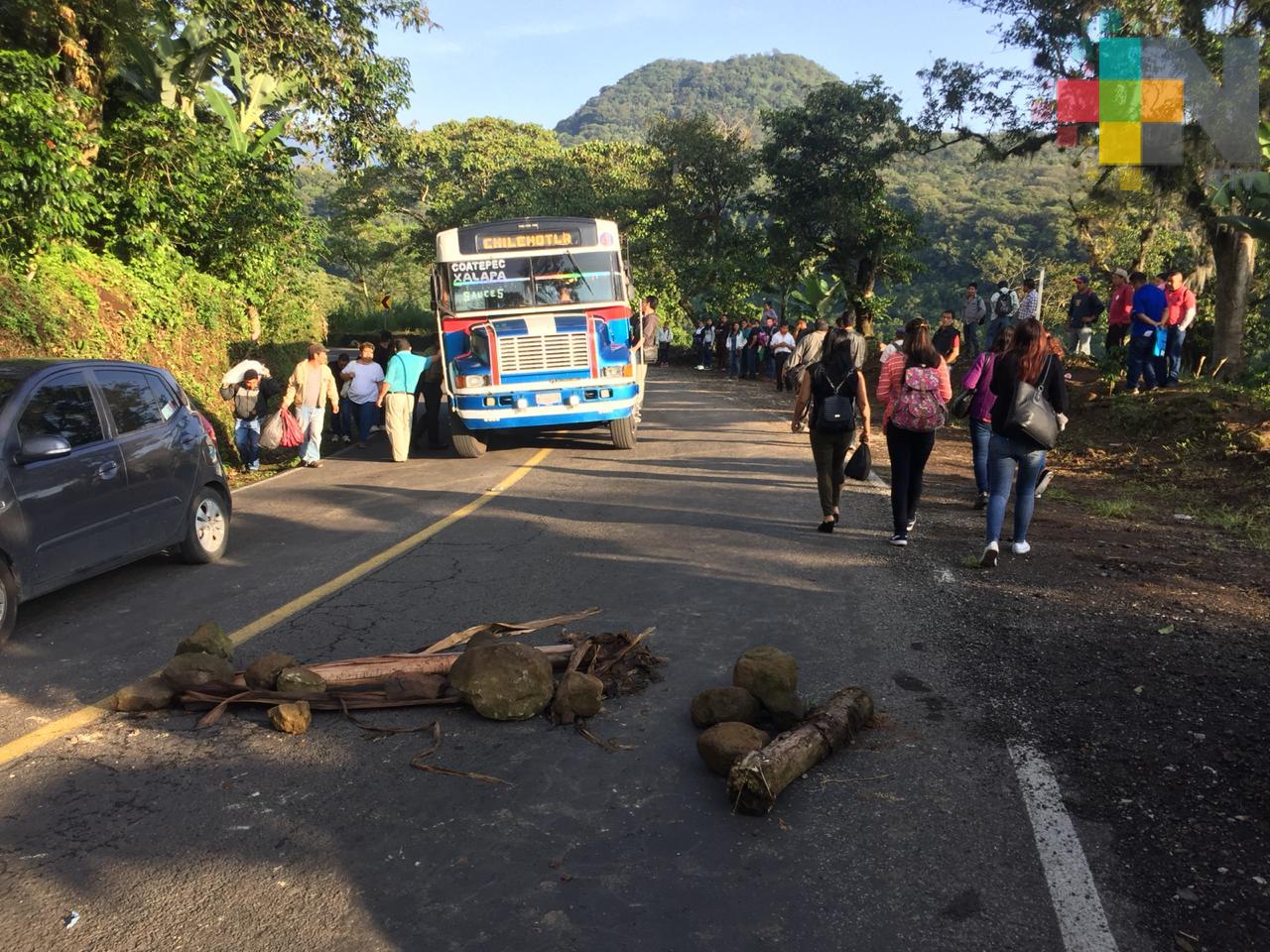 Habitantes de Cetlalpan bloquean carretera a Teocelo
