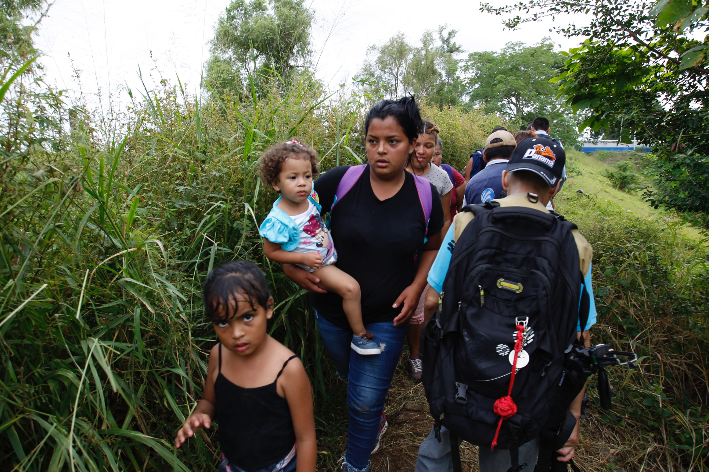 Caravana de migrantes llega a Metapa; mujeres y niños toman descanso