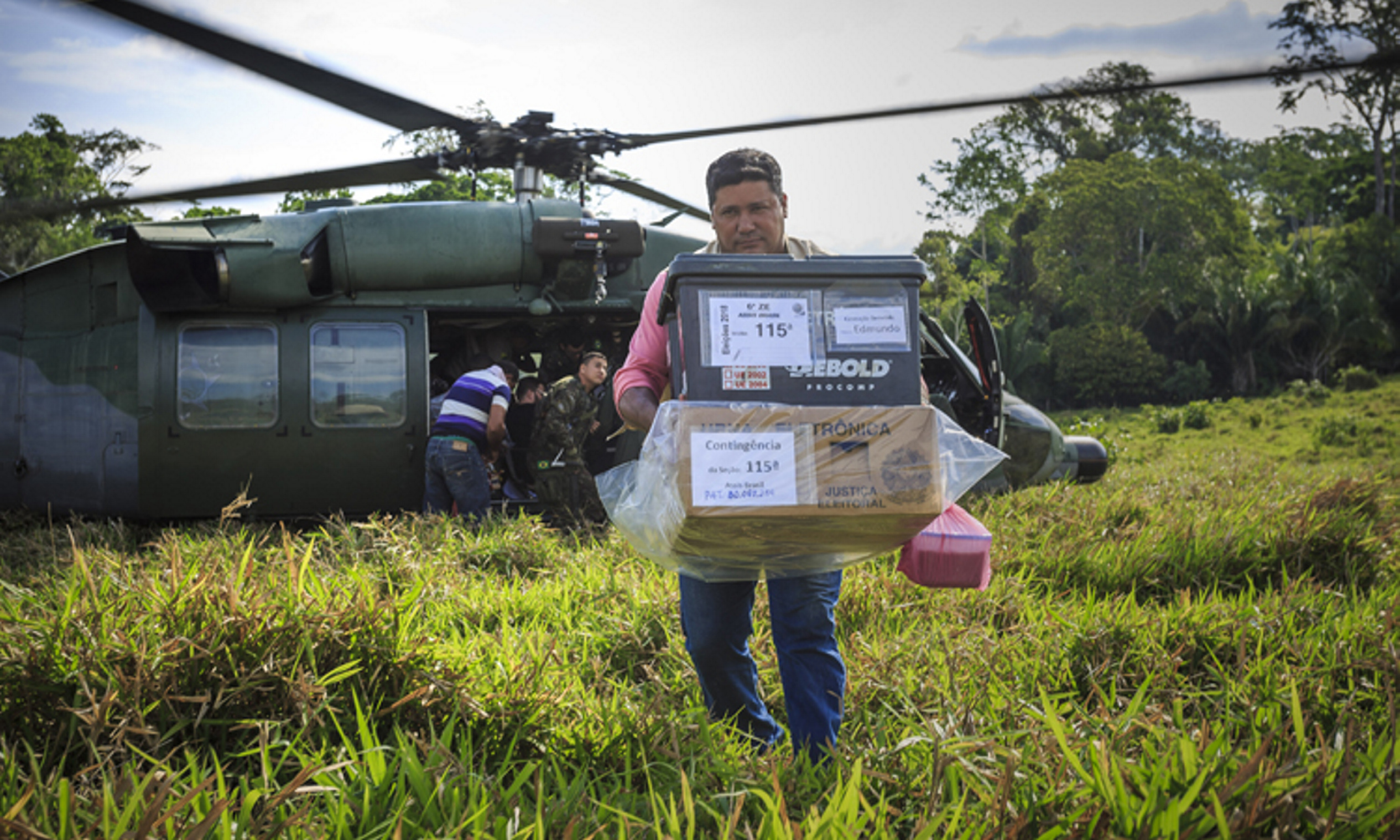 Brasil vota para elegir presidente en clima tenso sin incidentes graves