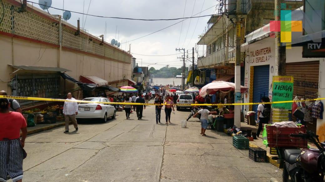 Por desbordamiento de río Coatzacoalcos cierran calles en Minatitlán