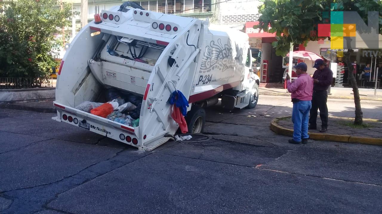 Camión recolector de basura queda hundido en avenida de Coatzacoalcos