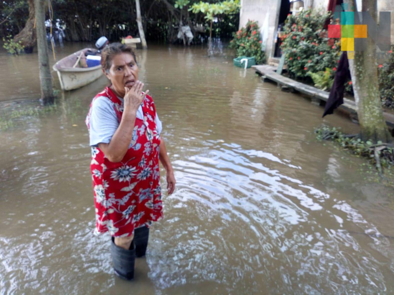 Río afecta colonias asentadas en zonas bajas de Coatzacoalcos, el agua supera los 50 cm