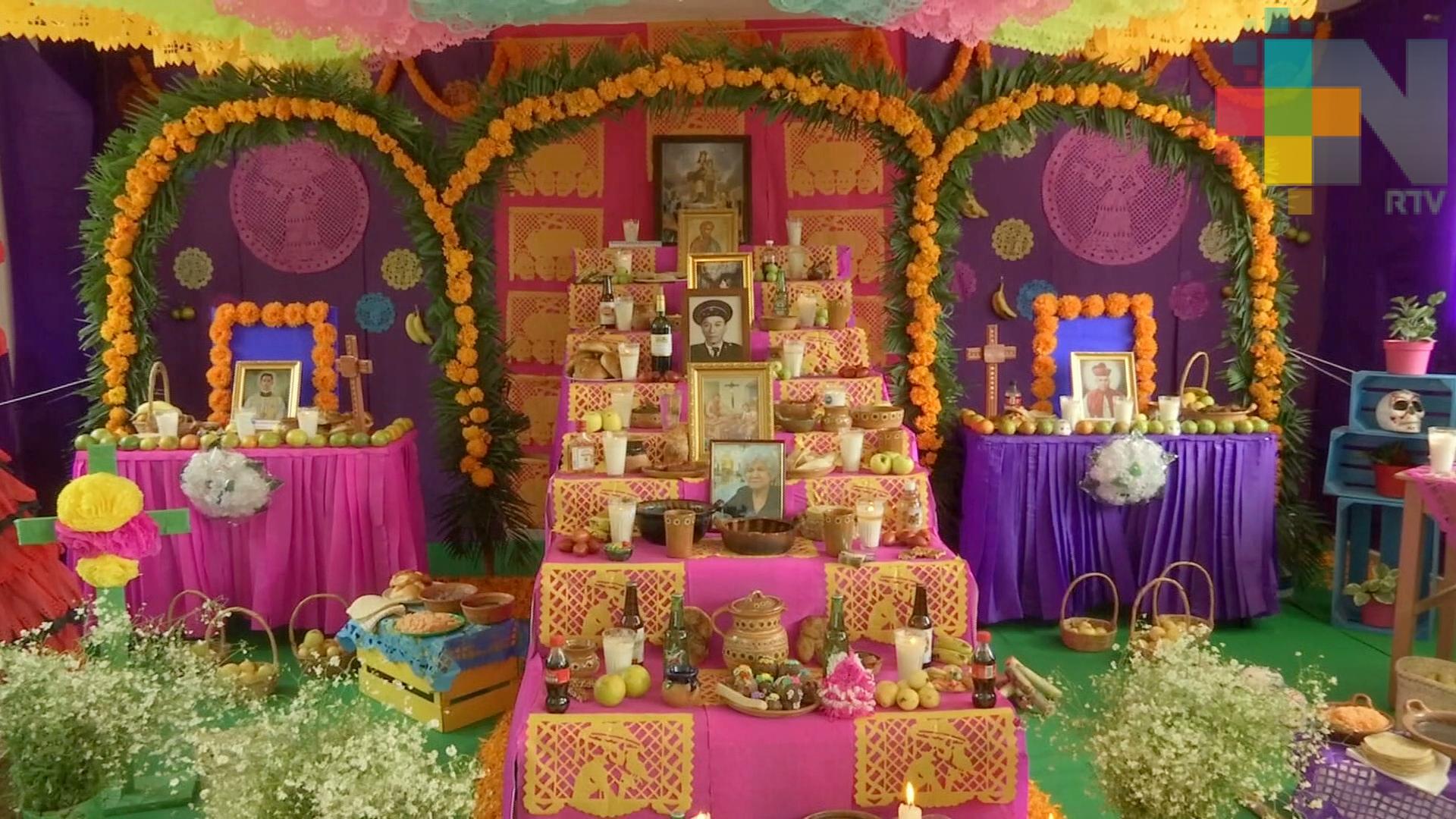 Colocan altar de muertos en primarias de Xalapa