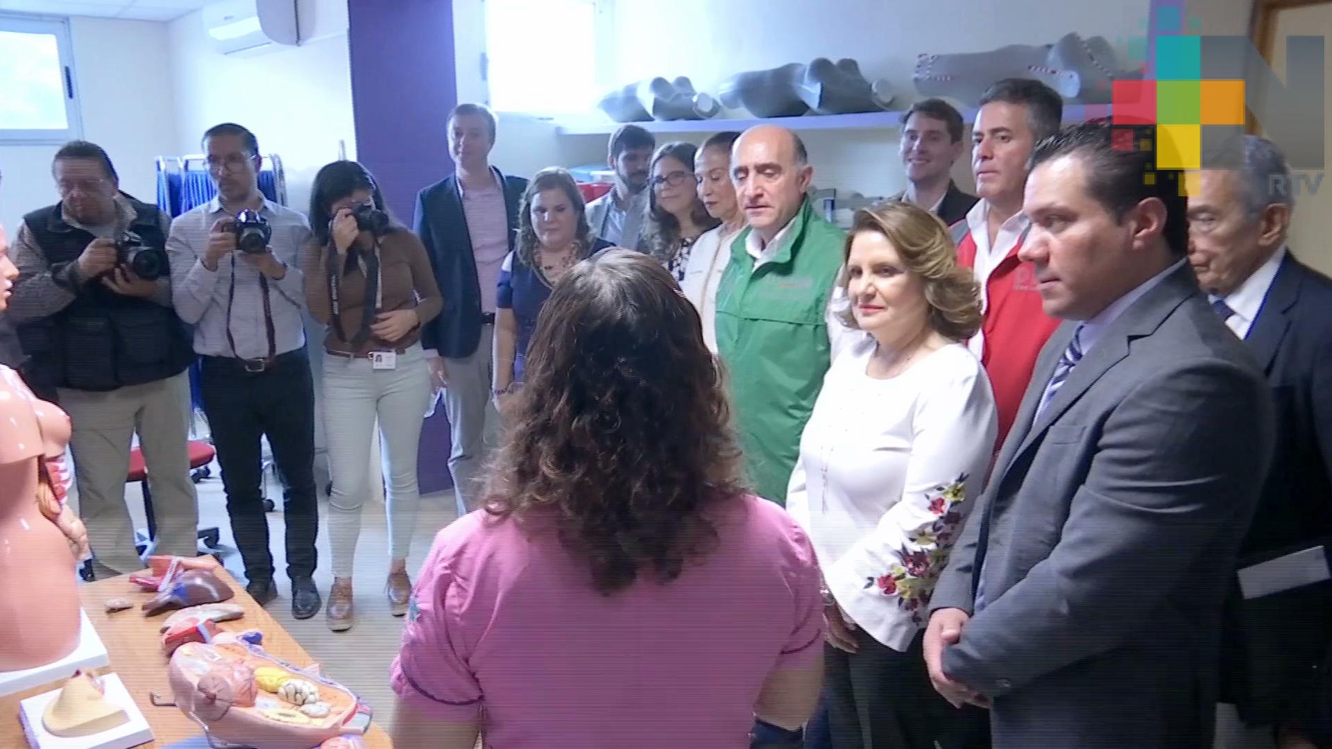 Entregan 12 vehículos adaptados y equipo especial al CRISVER