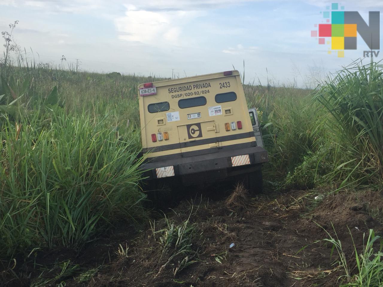 Camioneta de valores se sale de la carretera Coatzacoalcos – Minatitlán