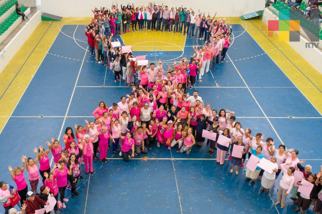 Forman lazo humano para concientizar a mujeres de Fortín sobre lucha contra cáncer de mama