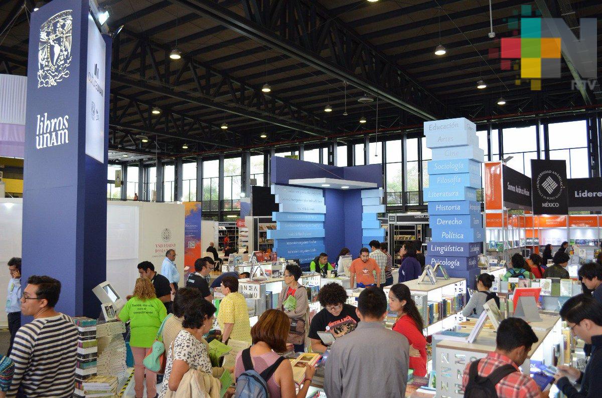 Feria Universitaria del Libro recibe más de 12 mil visitantes