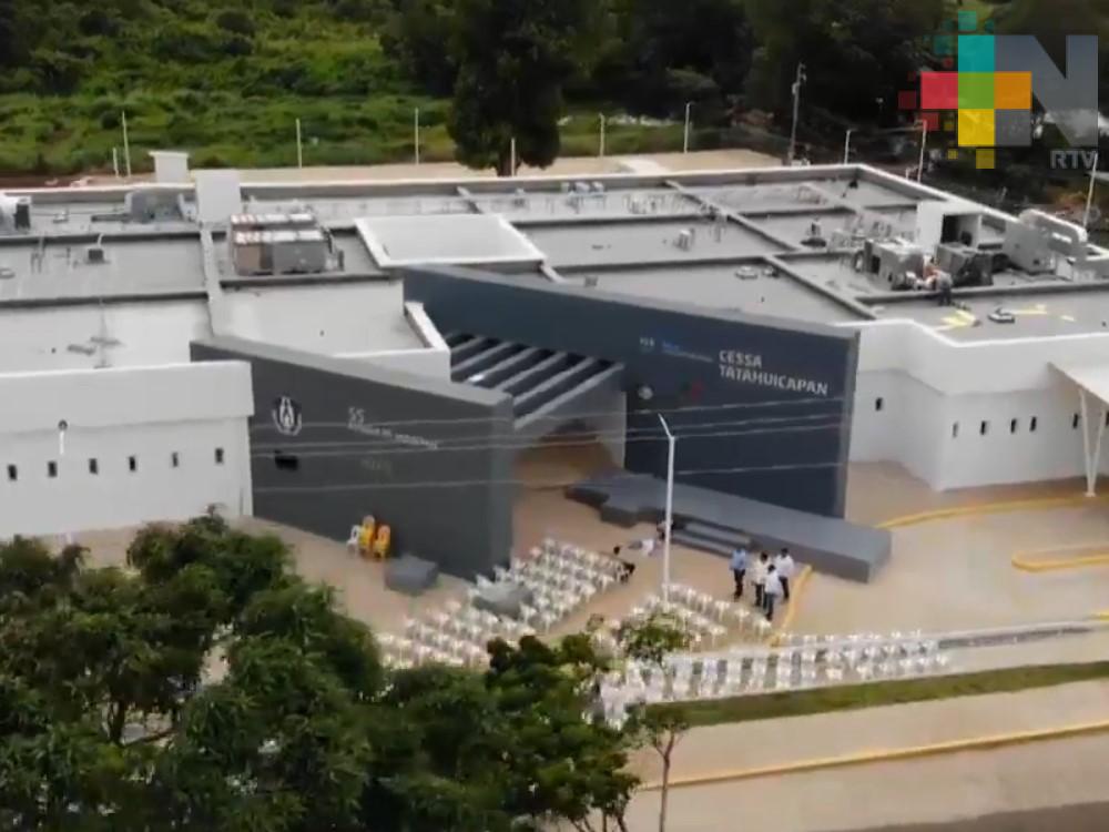 Gobernador Yunes inaugura hospital y bulevar en Tatahuicapan