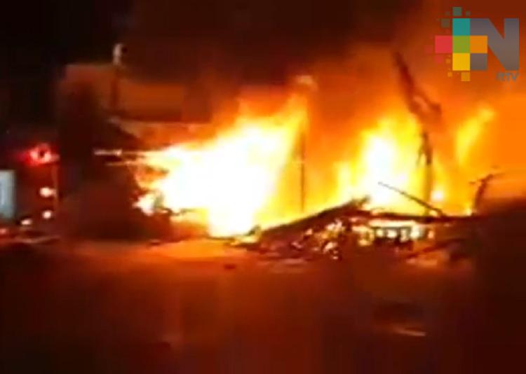 Bomberos sofocan incendio en mercado de Tantoyuca