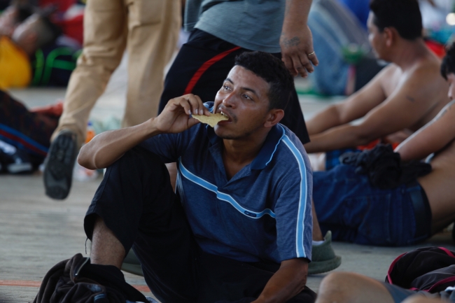 Migrantes prefieren pernoctar en plaza pública en lugar de albergue