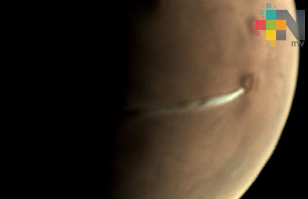 Capta sonda espacial evolución de nubes alargadas cerca de Marte