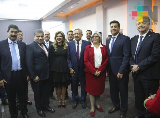 Analizan López Obrador y gobernadores bajar impuestos en la frontera