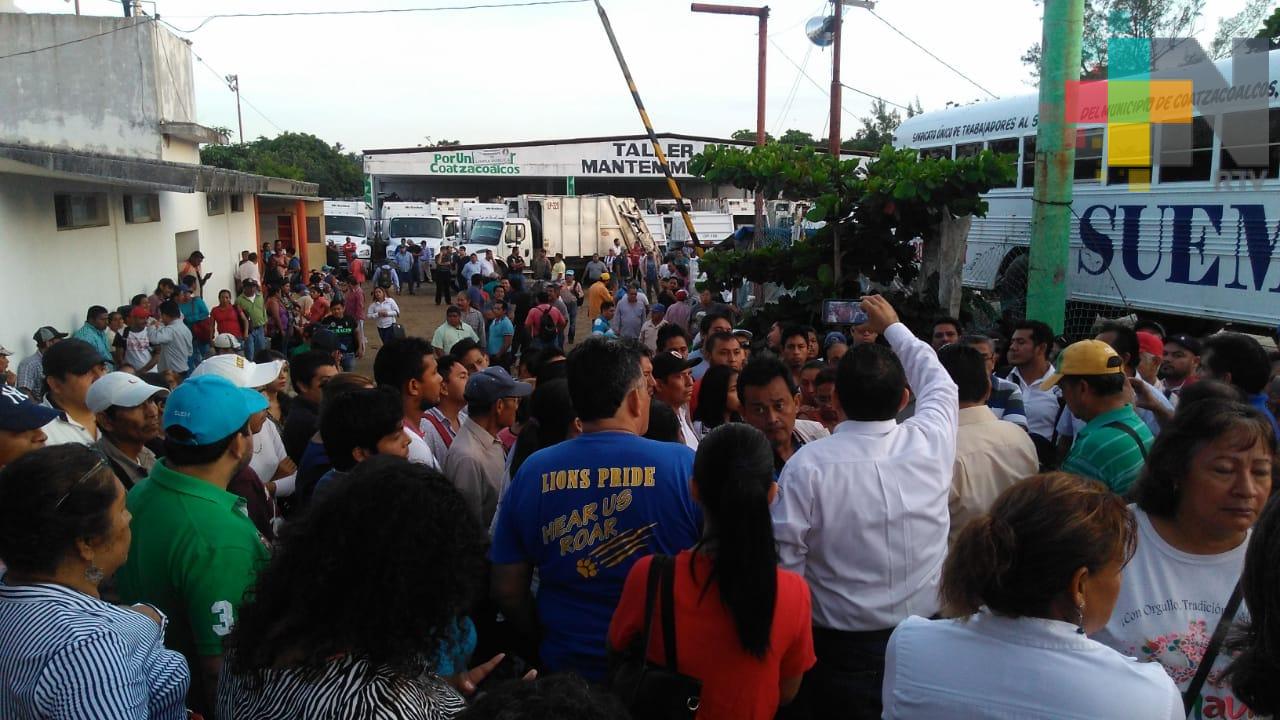 Trabajadores municipales de Coatzacoalcos protestan por incumplimiento de pagos