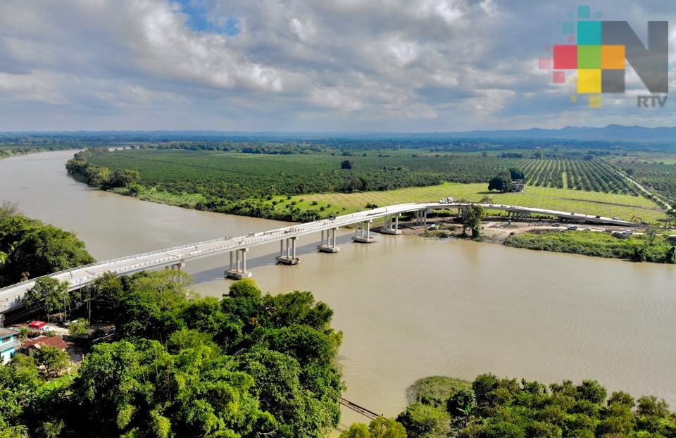 Supervisa el Gobernador Yunes la obra de construcción del Puente Ojite