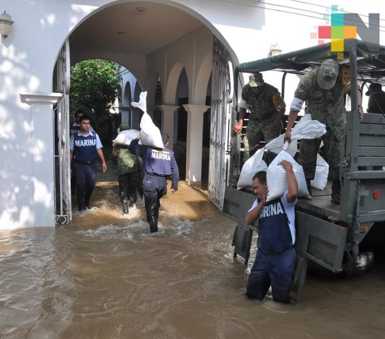 Personal naval evacúa tres personas adultas mayores y proporciona apoyos en Tlacotalpan