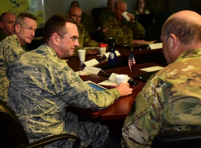 Llegan soldados a frontera de Texas para detener caravanas de migrantes