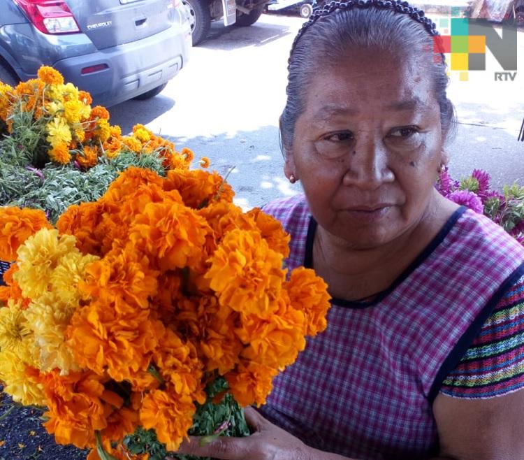 Se instalan comerciantes de flor de muertos en principales avenidas de Coatzacoalcos