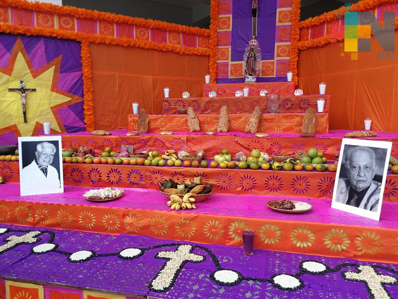 Recuerdan a Pitol y Lemarroy Carrión en altar de muertos del ayuntamiento de Coatzacoalcos