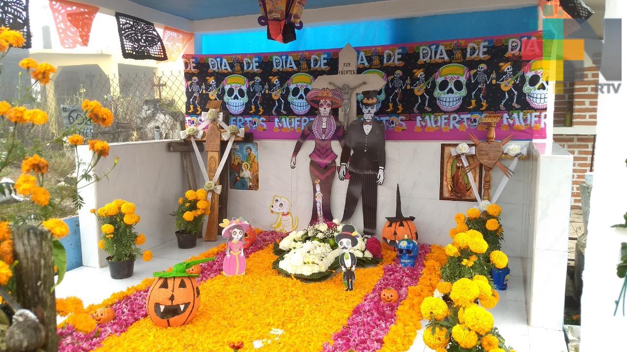 Exposición de altares de Todos Santos dan la bienvenida a visitantes de la sierra de Huayacocotla