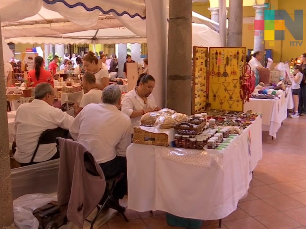 Artesanos ofrecen sus productos en los bajos del palacio municipal de Coatepec