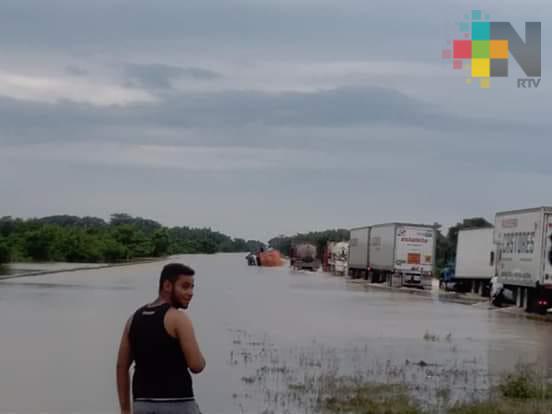 Cierran autopista Cosamalopan-Cosoleacaque por desbordamiento del Río Tesechoacán