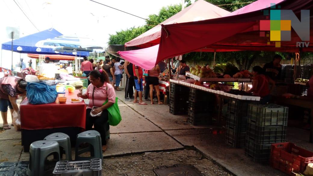 Salen comerciantes de mercados por inundación en Minatitlán