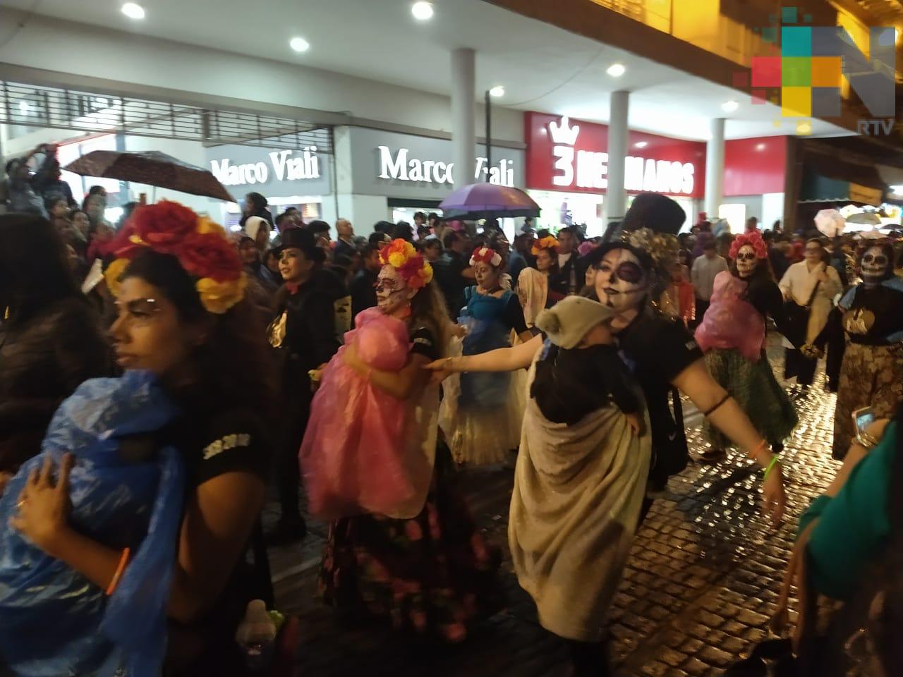 Segundo paseo de catrinas en Xalapa; habitantes de Teocelo colocaron alfombra de acerrín