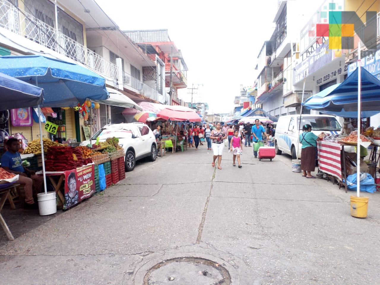 Comerciantes de Minatitlán se instalan en áreas del centro no afectadas por el agua