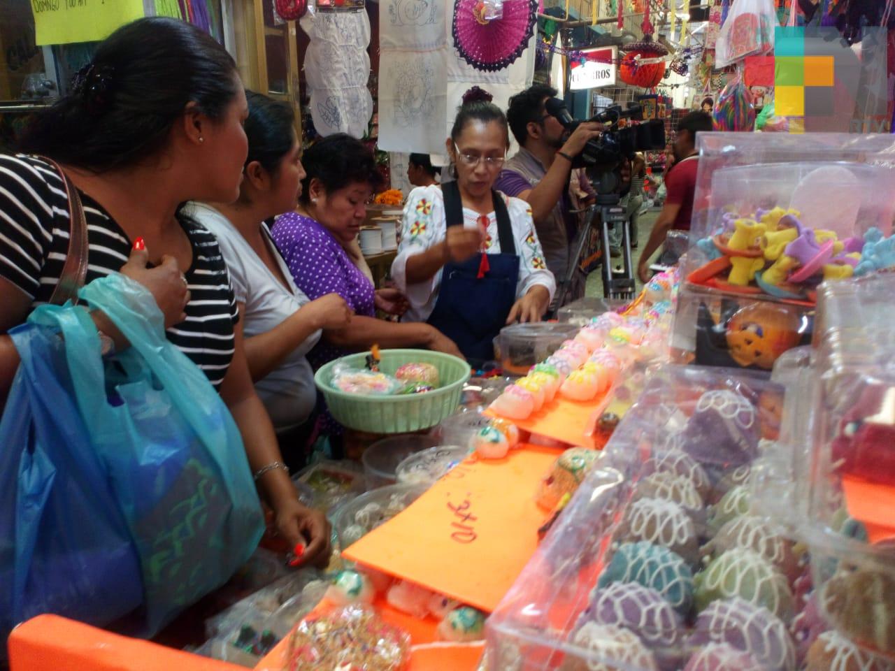 Coatzacoalqueños acuden en busca de artículos para la elaboración de sus altares