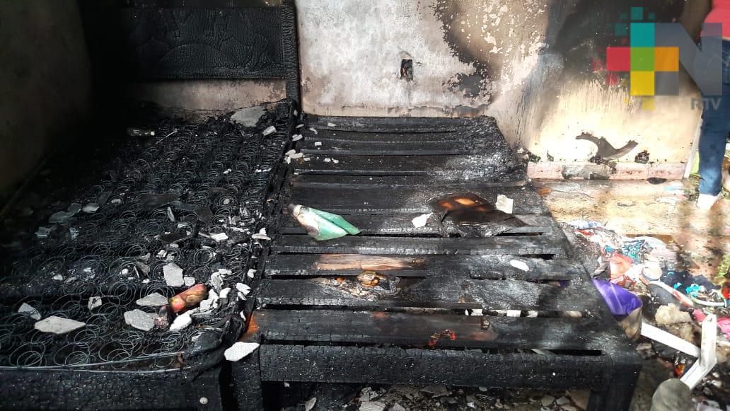 Desalojan jardín de niños por incendio en establecimiento de pinturas de Veracruz