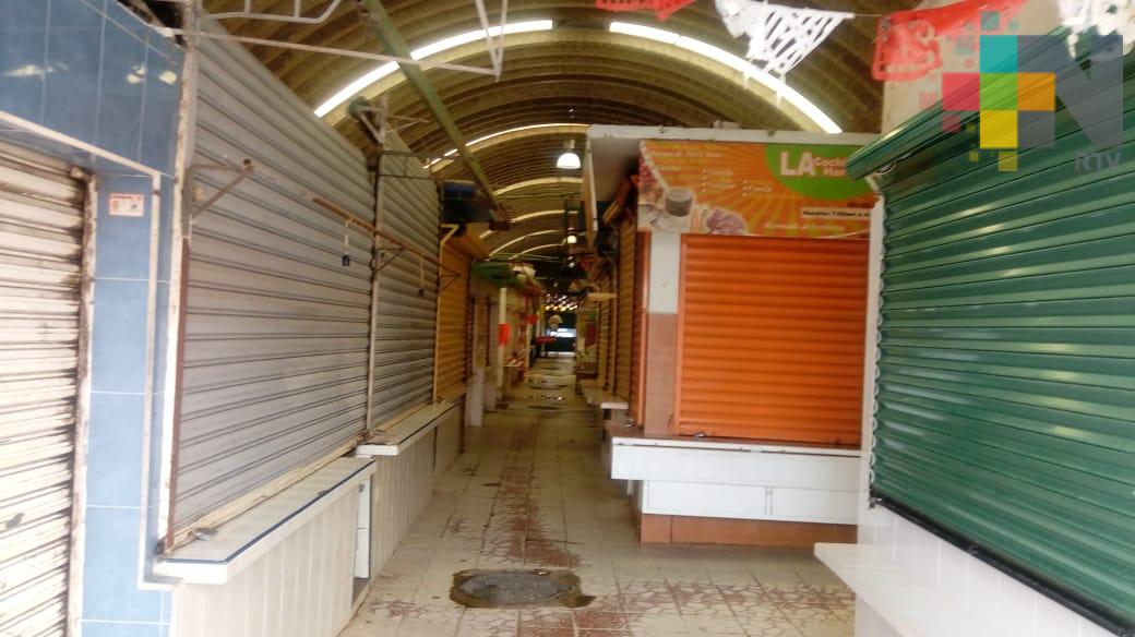 Inicia limpieza de mercados de Minatitlán luego de inundación