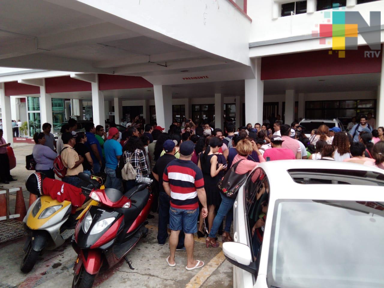 Trabajadores despedidos del ayuntamiento de Coatzacoalcos se plantan frente a palacio municipal