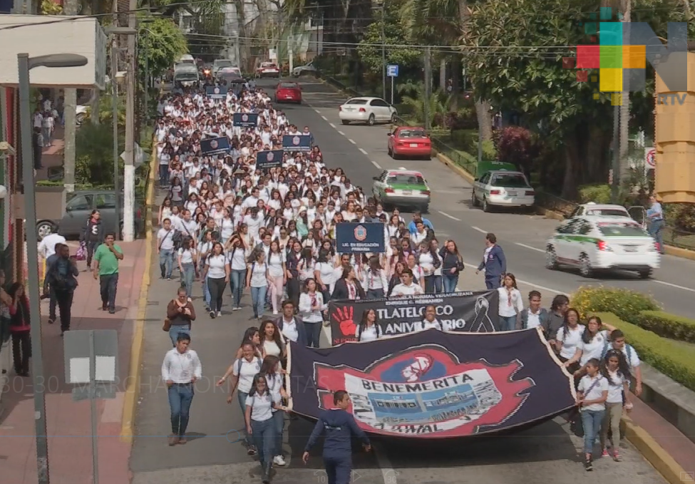 Normalistas en Xalapa realizan marcha pacífica para conmemorar el 2 de octubre