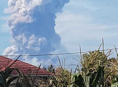 Volcán Soputan entra en erupción tras potente terremoto en Indonesia