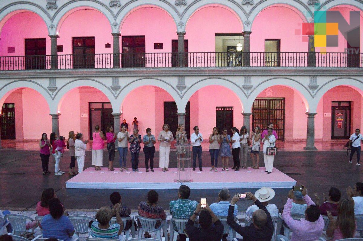 Iluminan de color rosa al palacio municipal de Veracruz