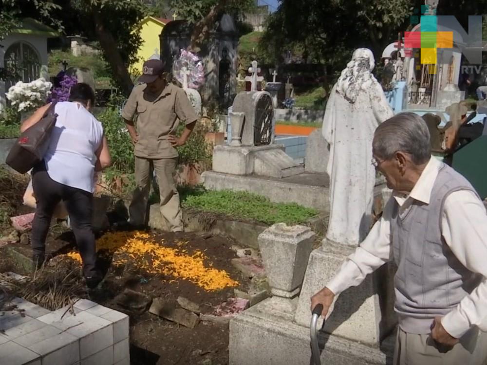 Exhortan a xalapeños que visitan panteones evitar poner agua en floreros