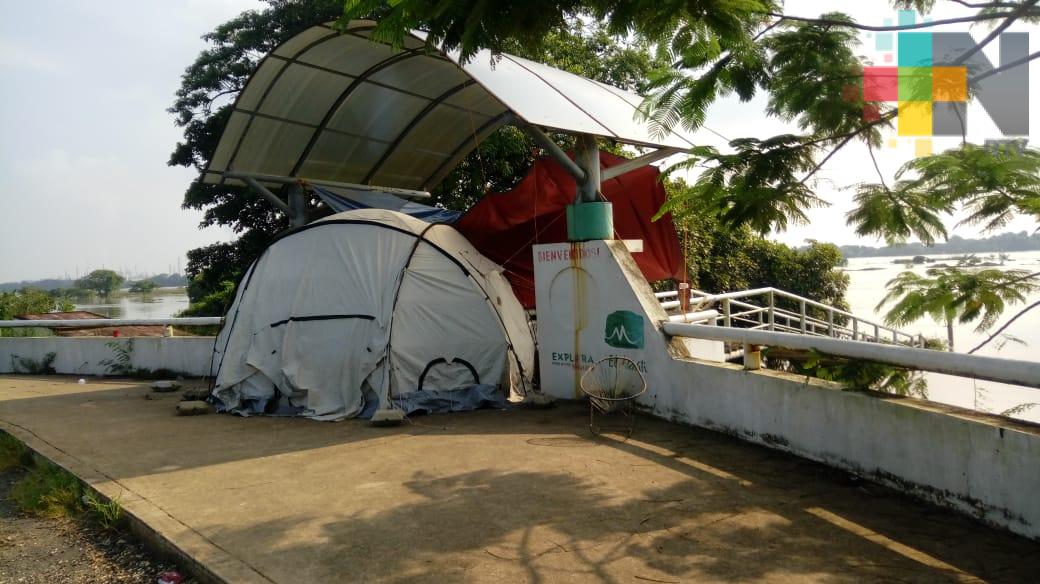 Se refugia en casa de campaña porque su casa permanece en el agua
