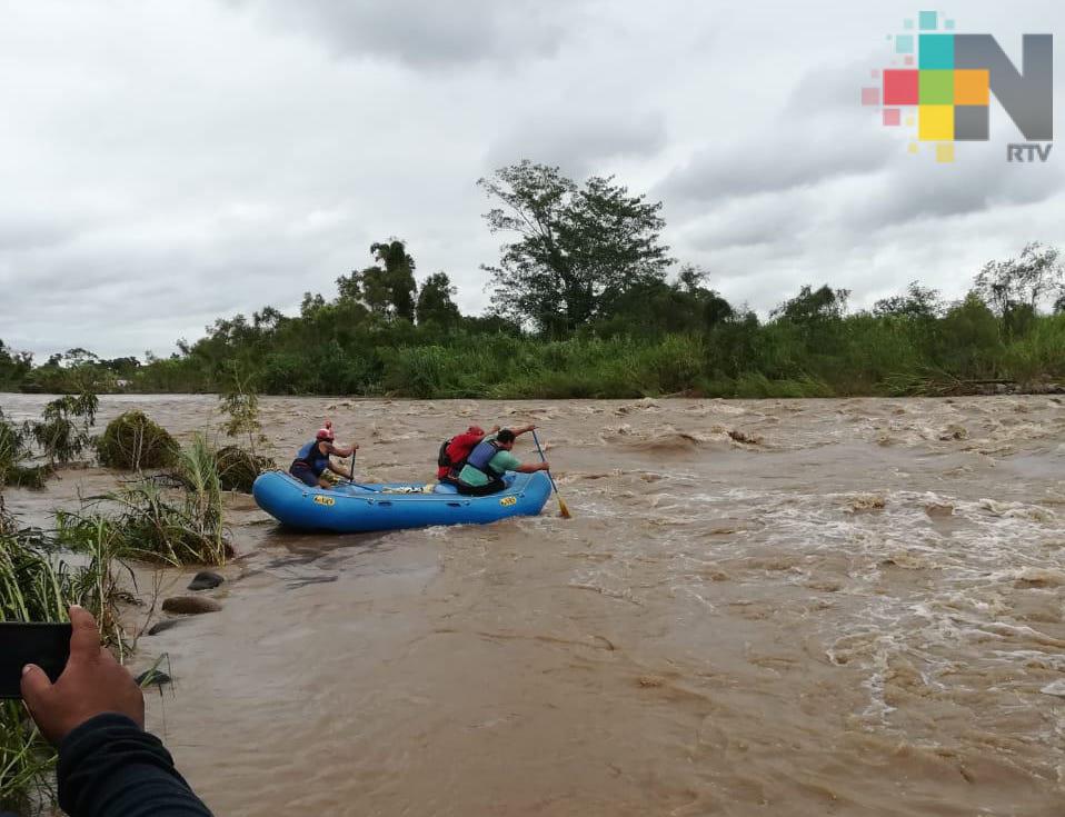 Incrementa nivel del río Bobos; dos pescadores se quedan atrapados en una isleta