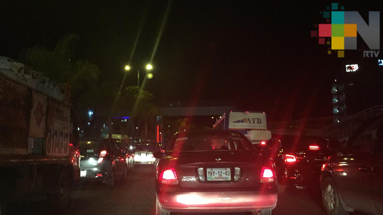 Choque entre motociclista y vehículos provoca embotellamiento en Lázaro Cárdenas