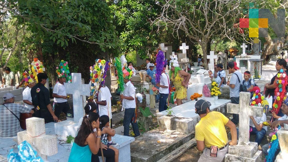 Familias visitan a sus muertos en panteones de Veracruz