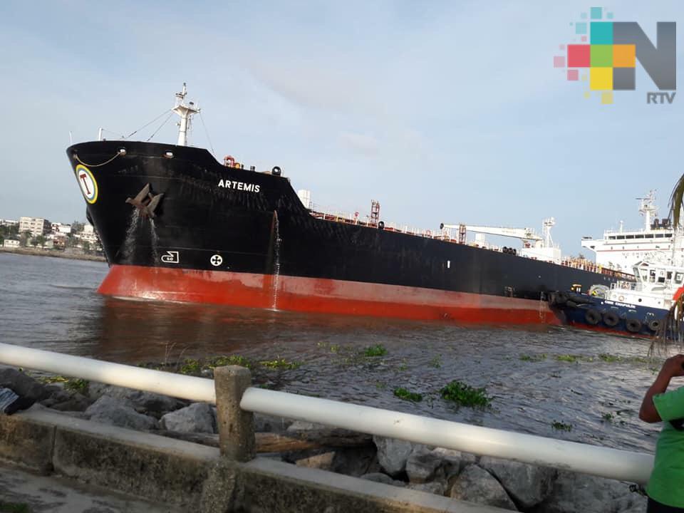 Barco con bandera de Bahamas a punto de encallar en malecón costero de Villa Allende