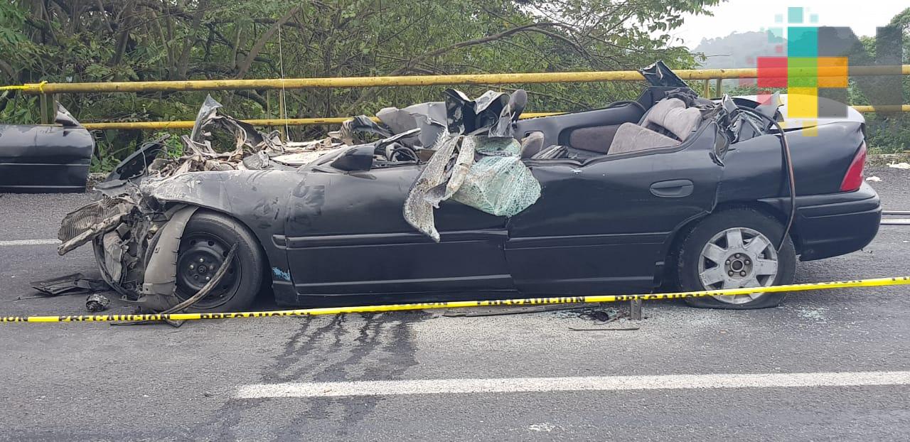 Auto particular se impacta contra tráiler en la carretera Cosoleacaque-Nuevo Teapa