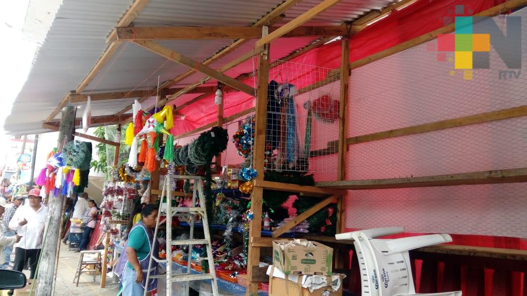 Se instalan locatarios de mercado Coatzacoalcos en banquetas para vender artículos navideños