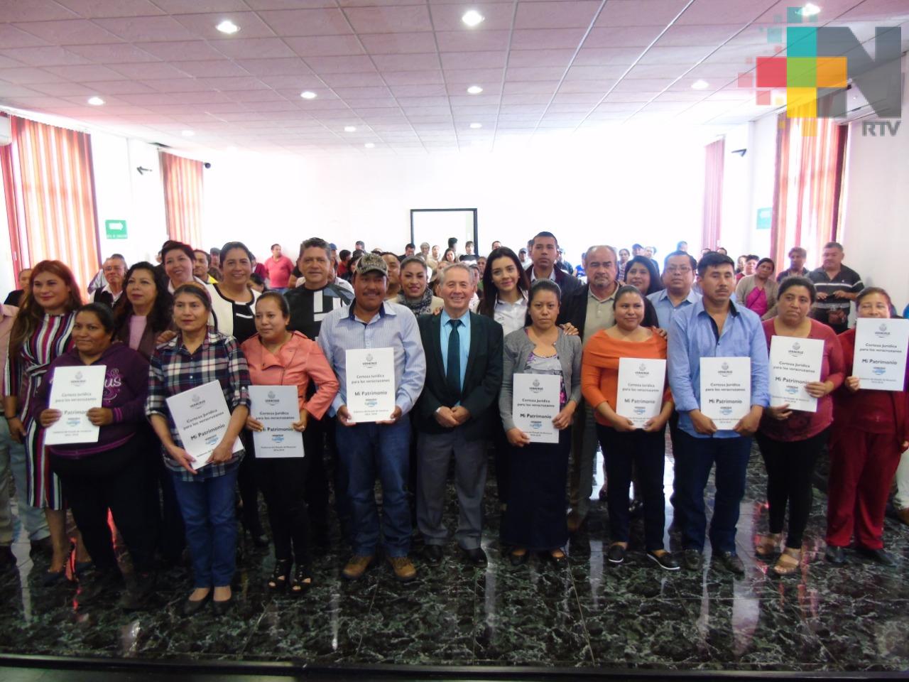 Entregan escrituras a pobladores de la colonia Los Pinos en Ciudad Mendoza