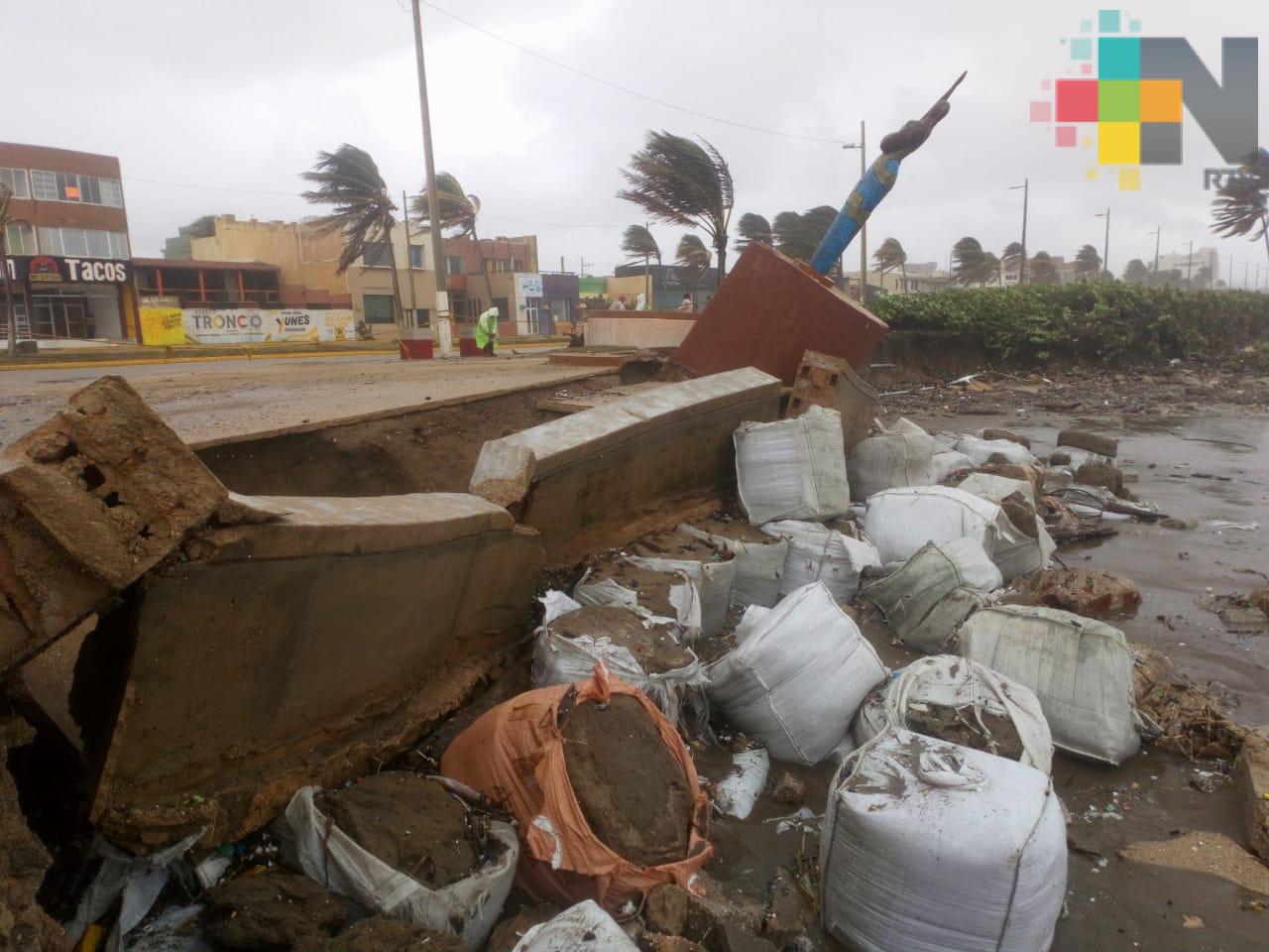 Fuertes vientos derriban monumento a la Mujer en Coatzacoalcos